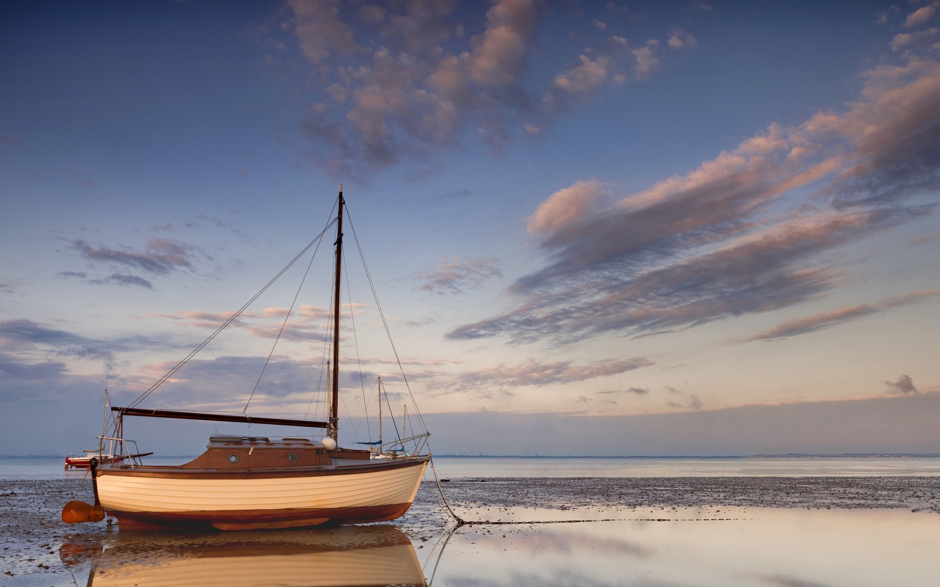 mare incagliato barca a vela nave fango