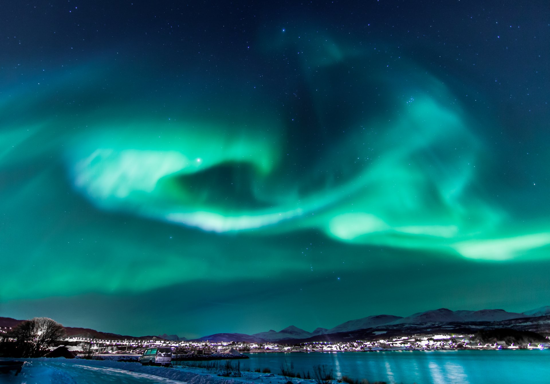 norvège aurores boréales nuit ciel lumière étoiles ville