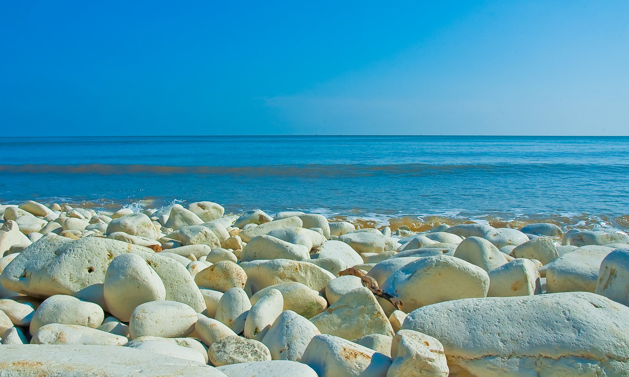 mare onde costa rocce dane dyke bridlington east yorkshire