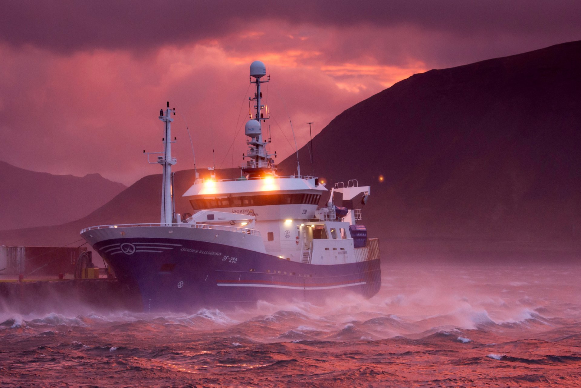 navire tempête montagnes aube