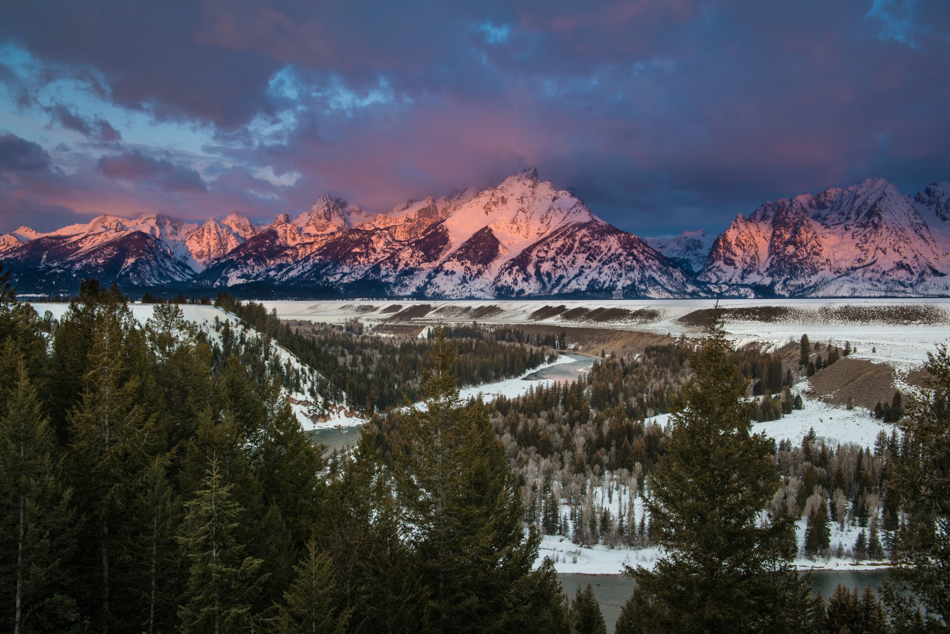 bosque abeto río montañas invierno puesta de sol