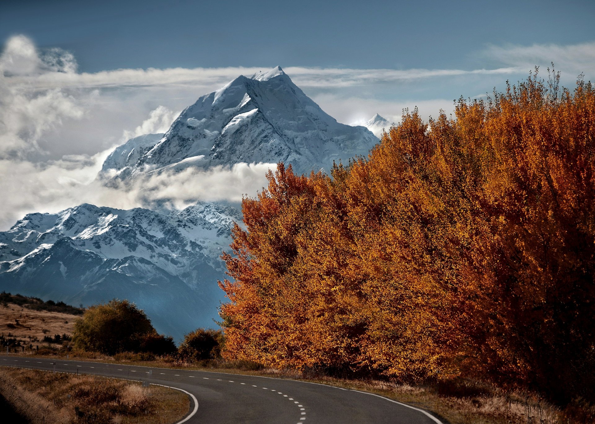 montagnes sommet neige route arbres automne