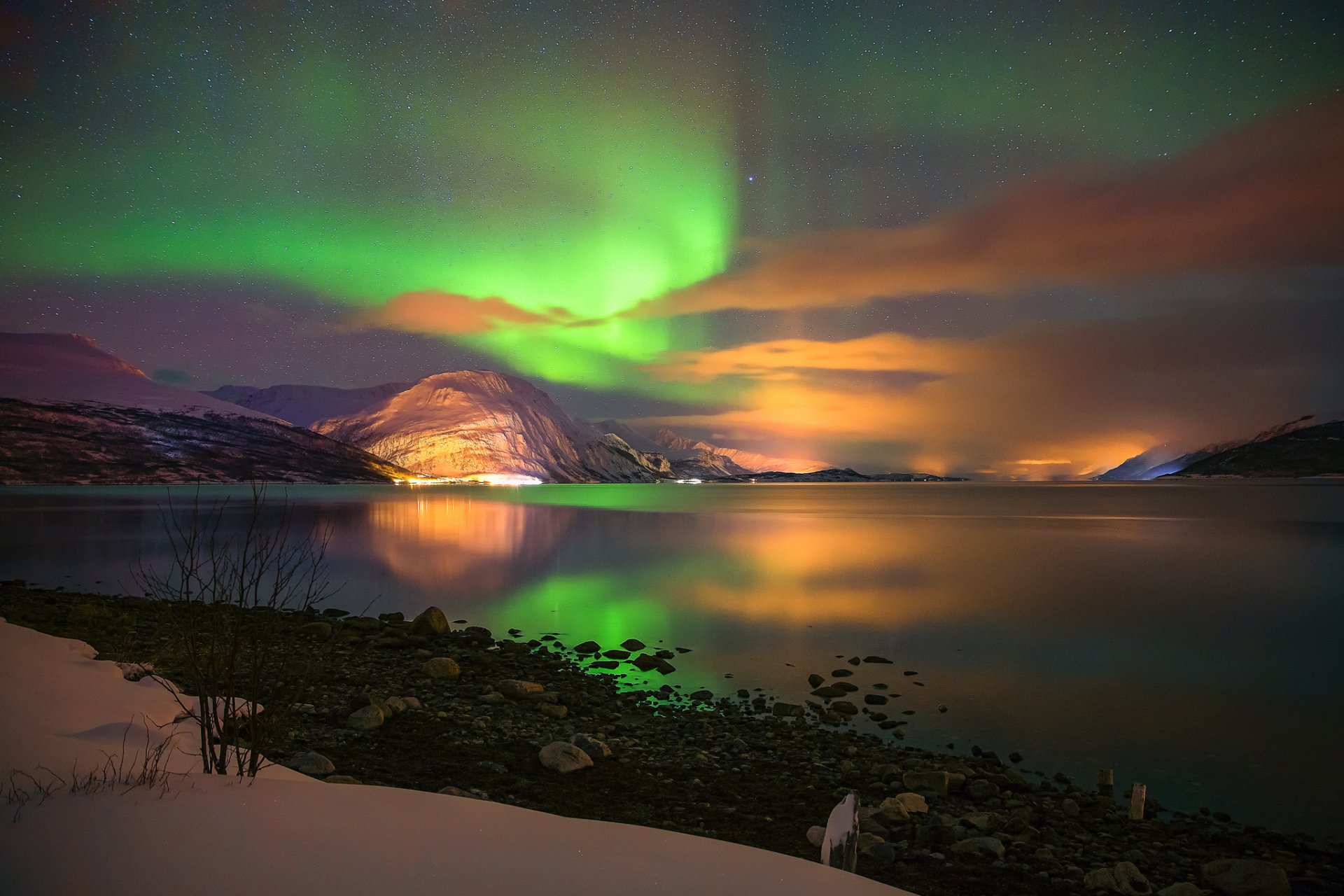 resplandor aurora boreal cielo estrellas montañas costa noche