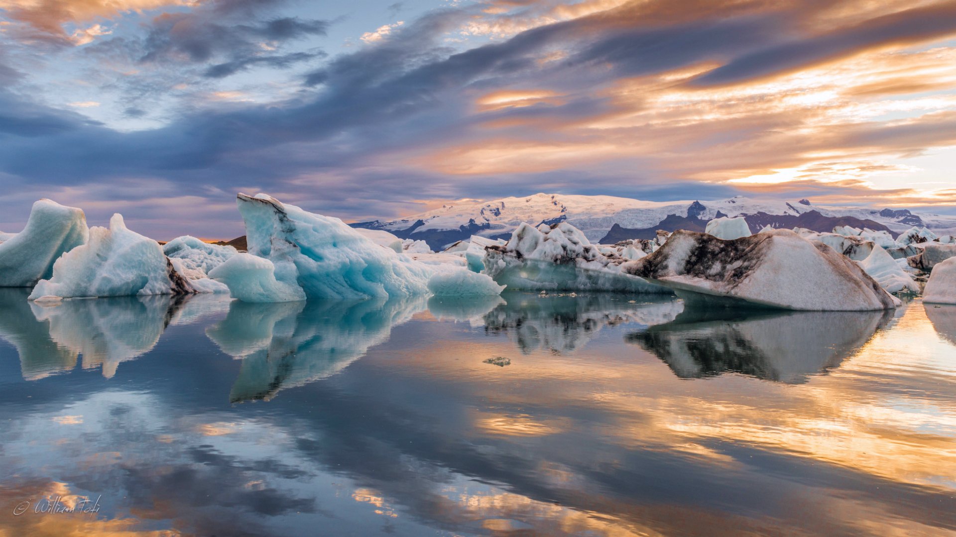 islandia lago laguna hielo glaciares nieve tarde puesta del sol cielo nubes reflexión