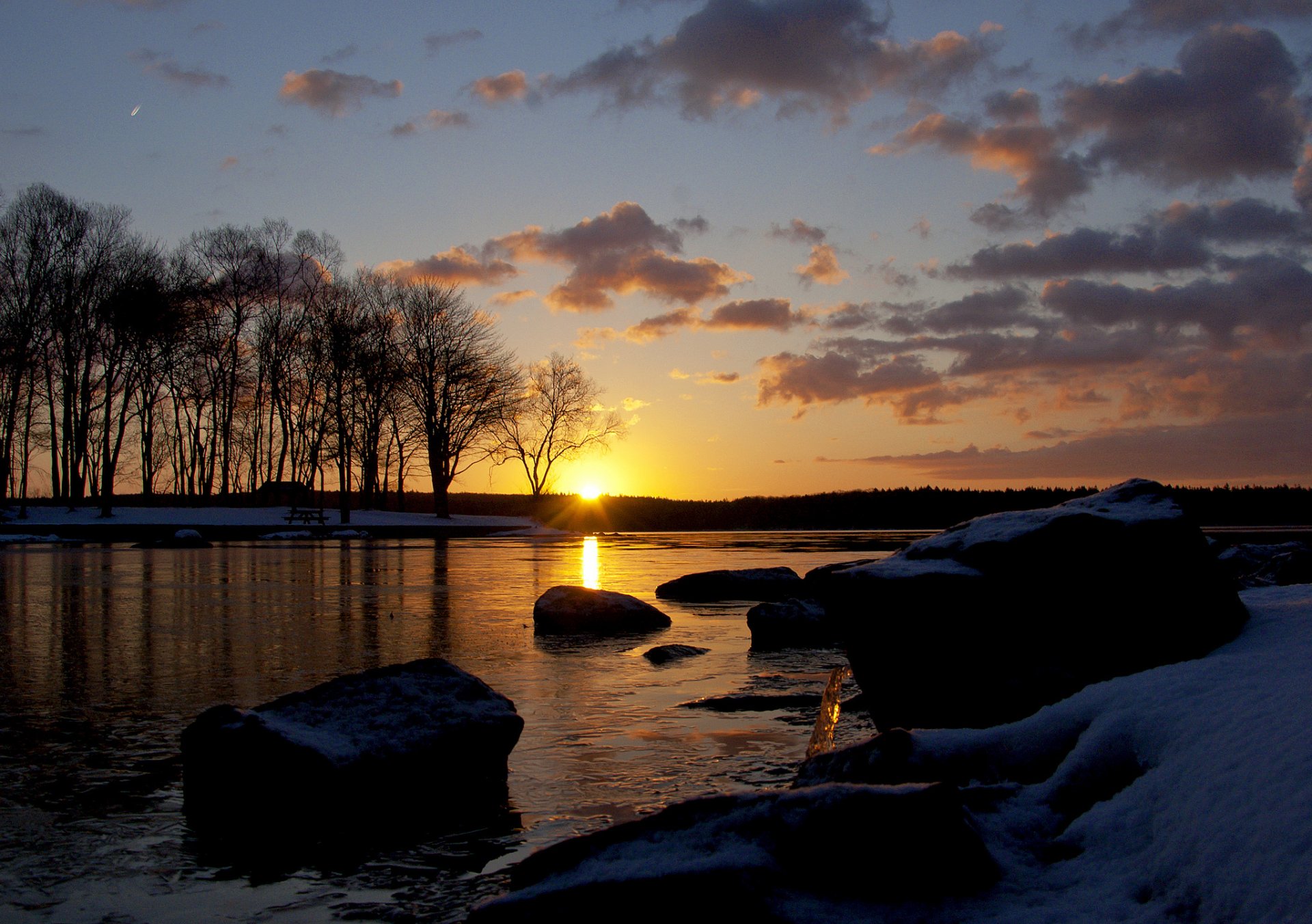 hiver lac pierres neige glace arbres soleil aube