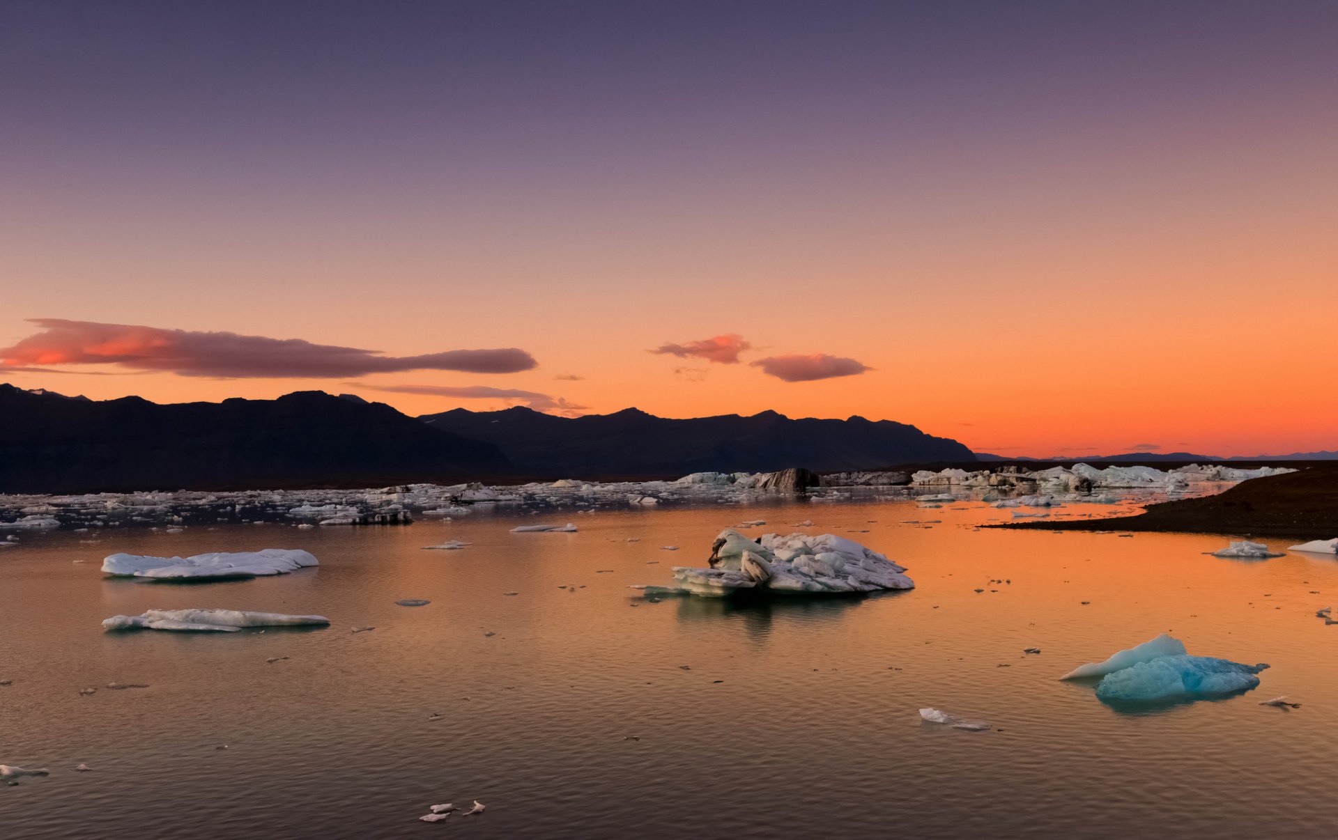 islandia montañas bahía témpanos de hielo mañana amanecer