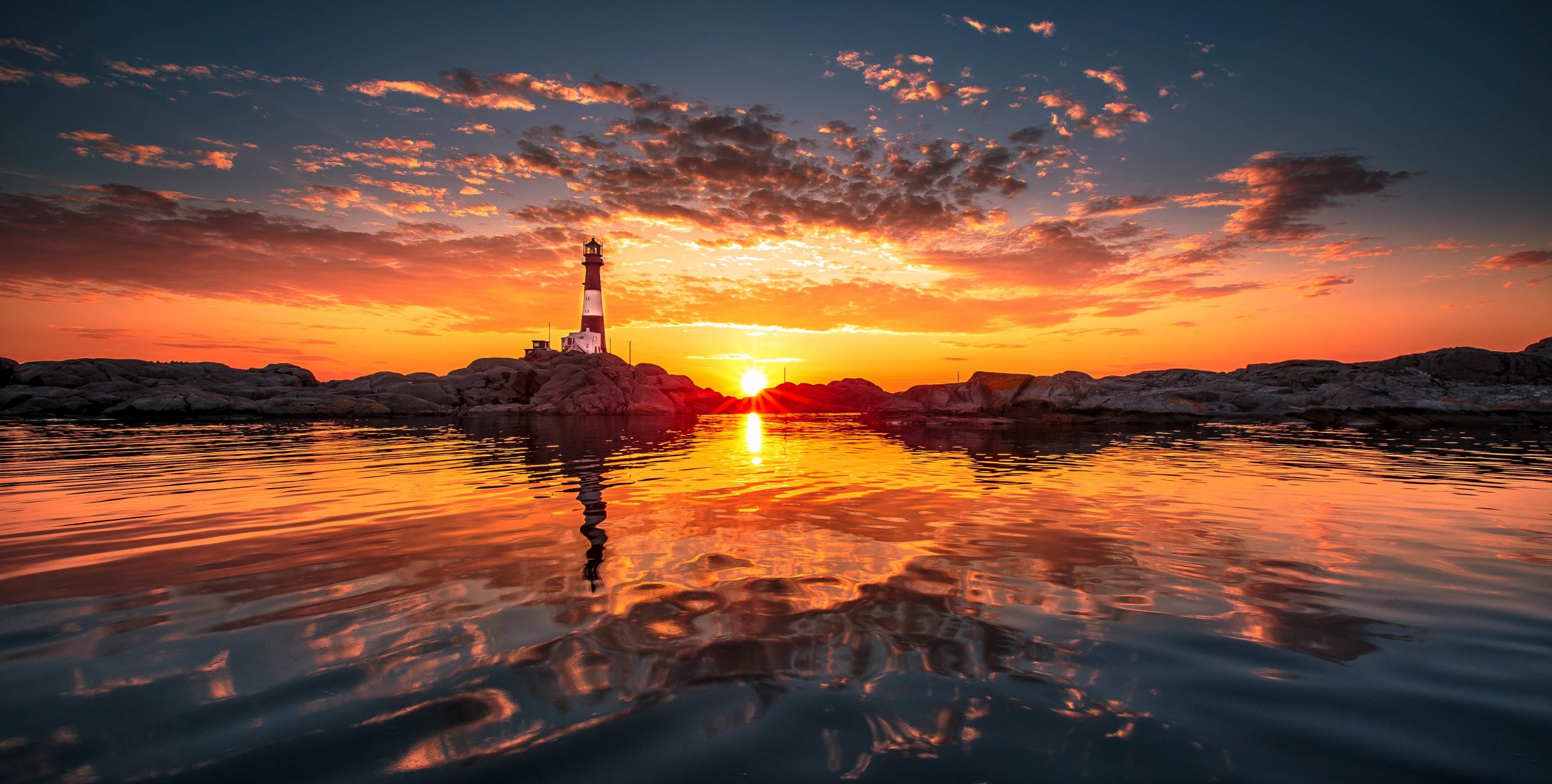 rivage phare soleil nuages réflexion