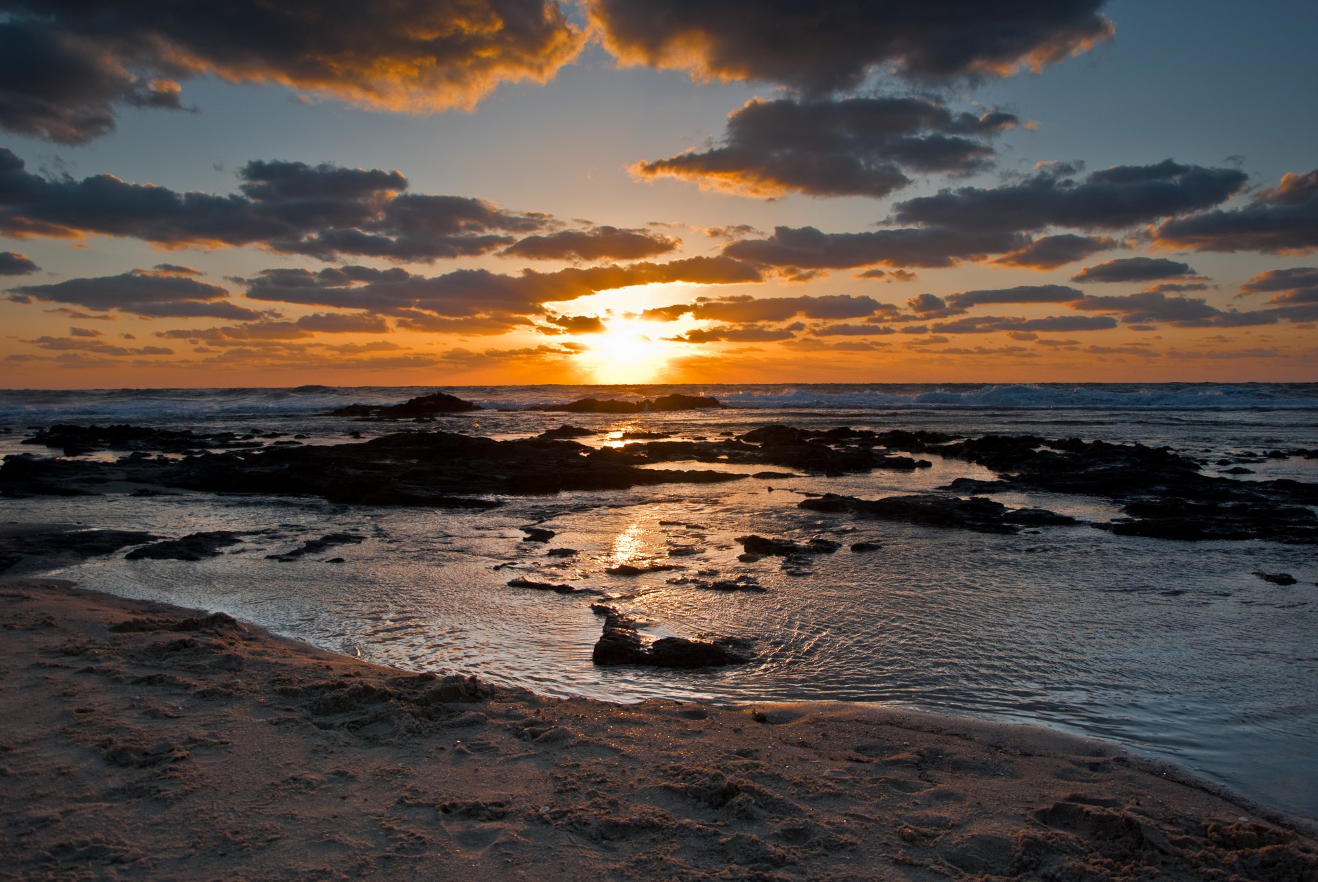 tramonto mare onde costa rocce cielo nuvole