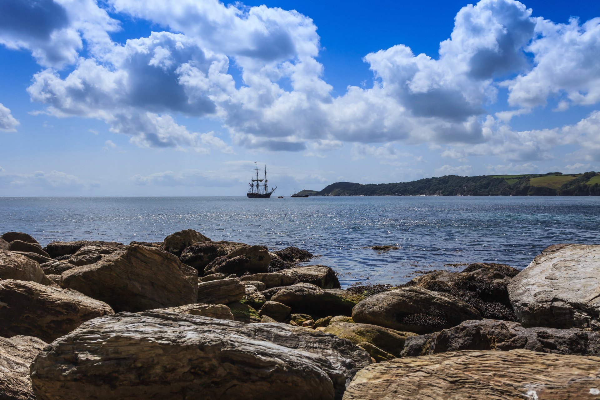 meer ufer steine schiff segelboot himmel wolken