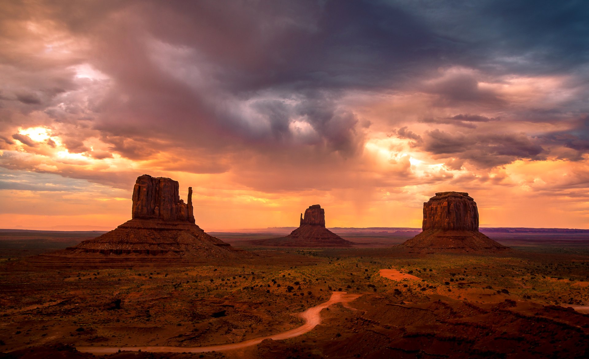 monument valley états-unis montagnes ciel nuages roches soirée