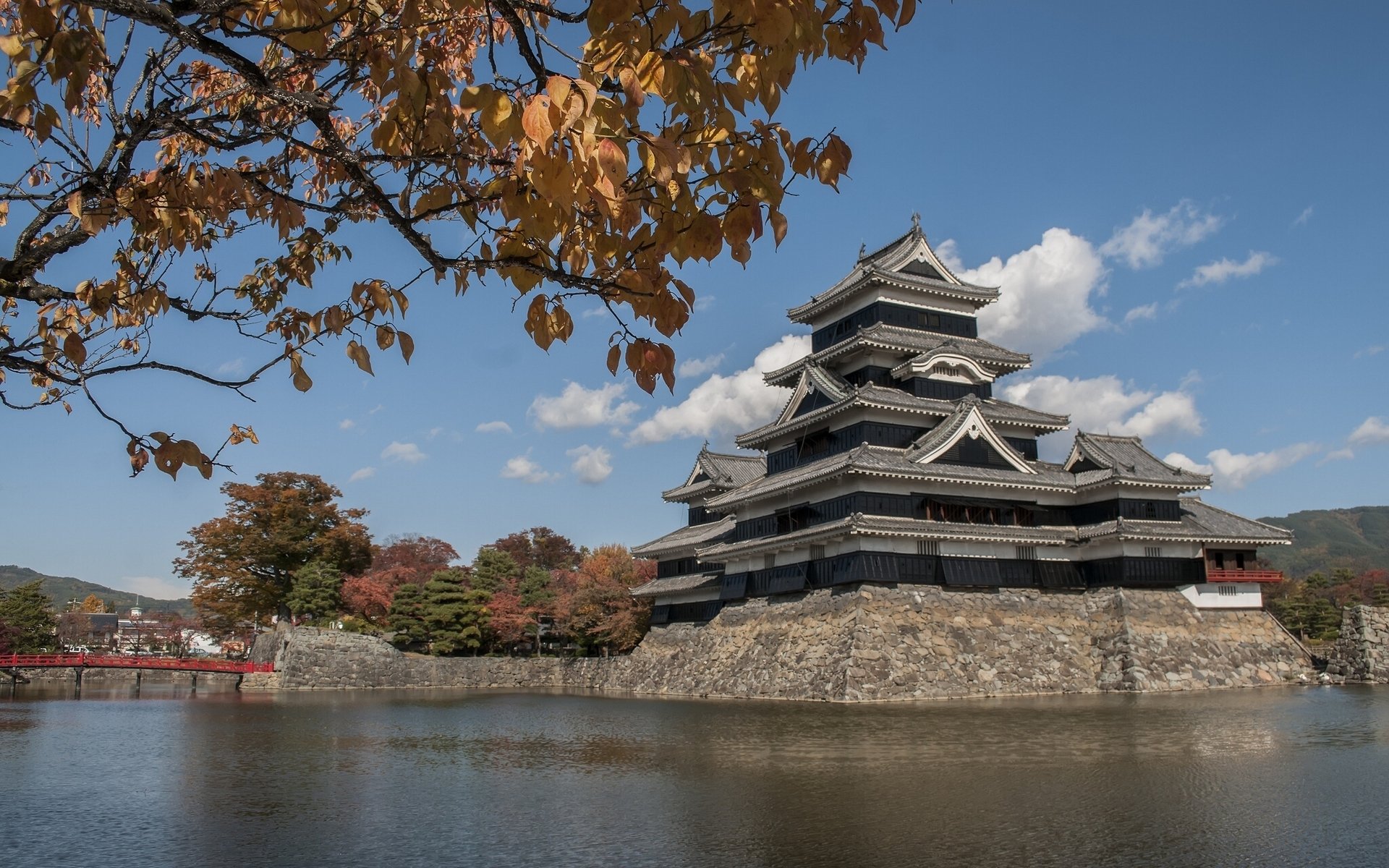 matsumoto schloss karasu-jo matsumoto japan zweige blätter wasser