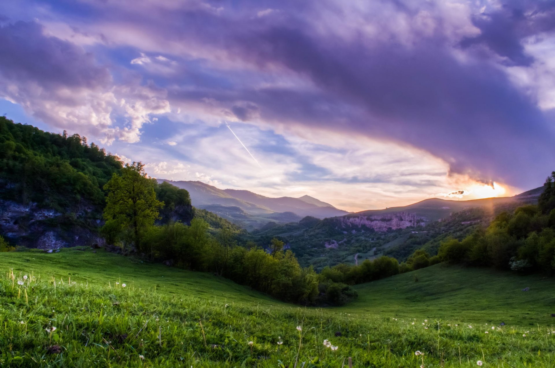 berge bäume gras grün hang himmel wolken sonnenuntergang landschaft