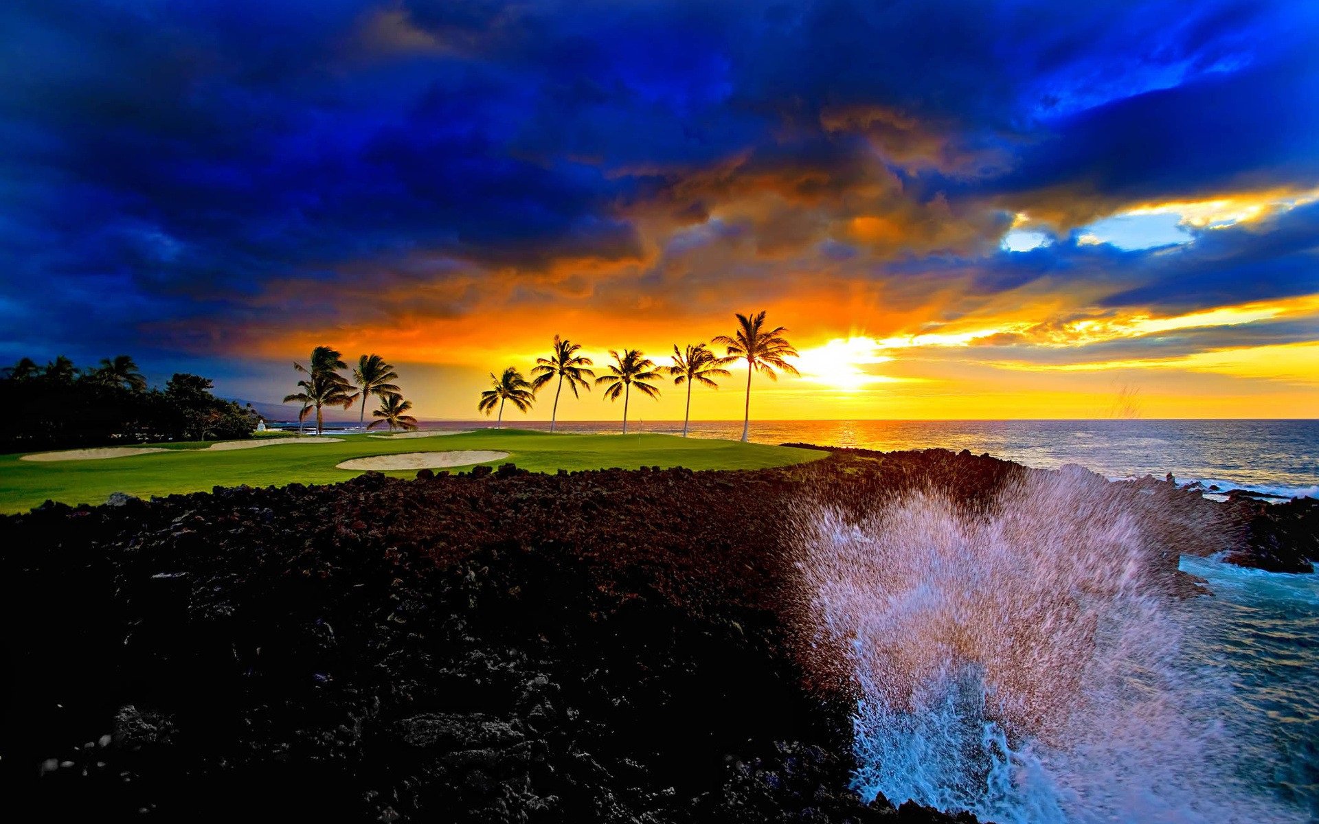 costa palmeras océano cielo horizonte nubes olas salpicaduras amanecer puesta del sol