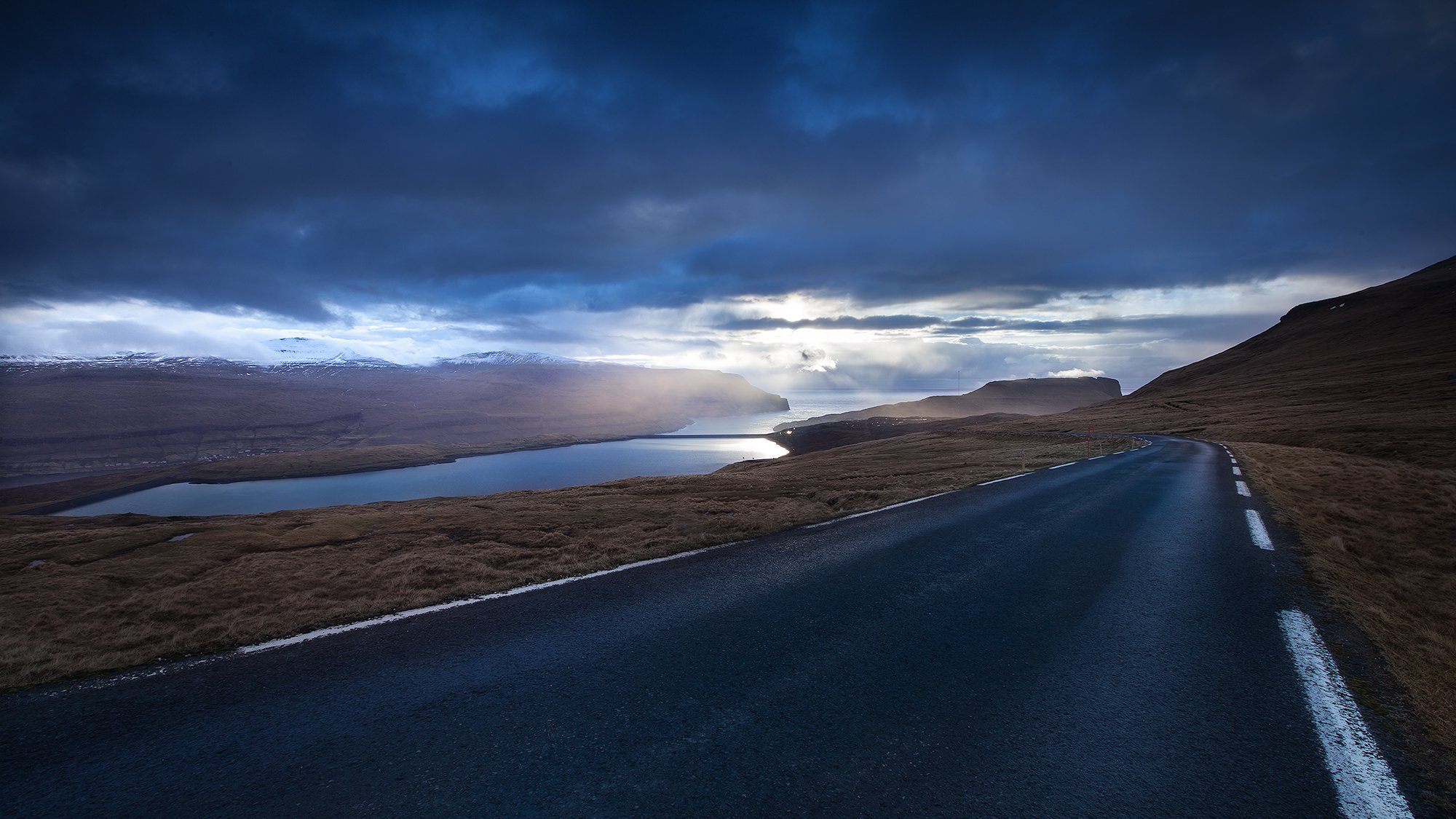 îles féroé féroé soirée route piste autoroute collines montagnes ciel brume nuages nuages