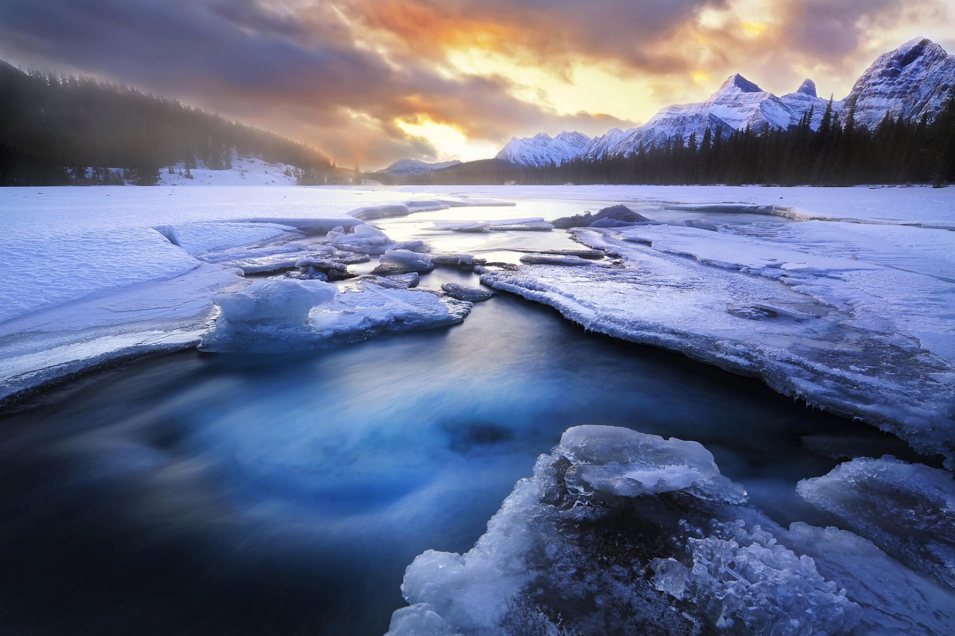 mountain winter snow next lake forest rasvet