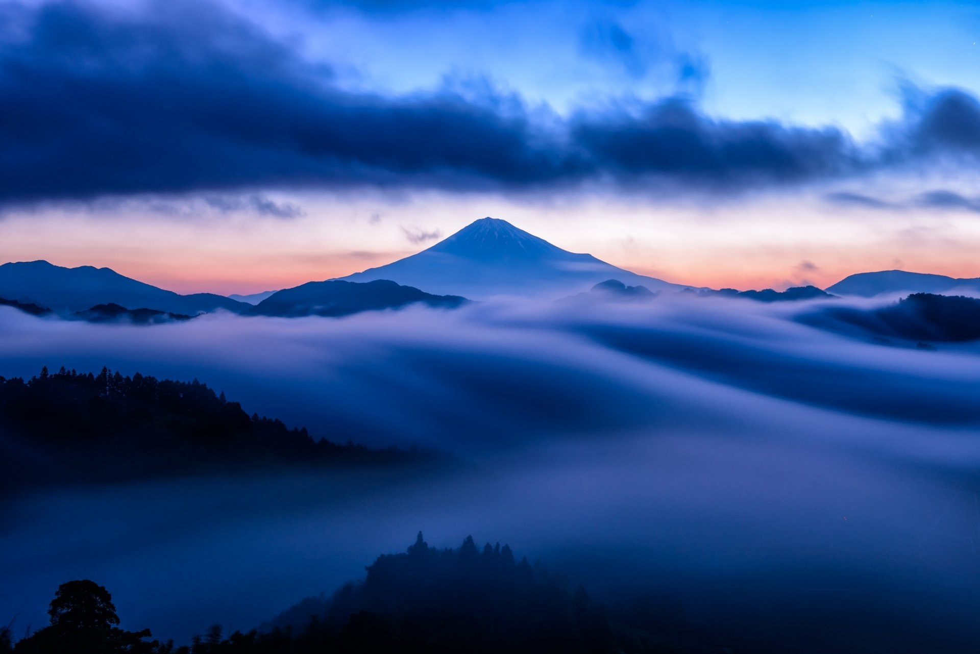 montagna nebbia cielo nuvole neve blu tramonto cima vulcano blu