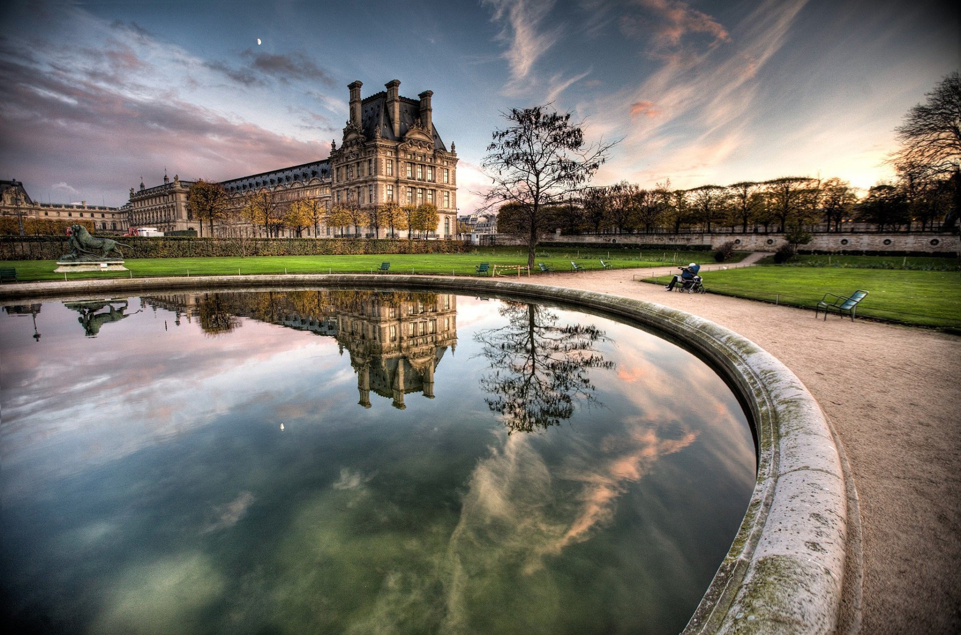 parigi louvre parigi louvre riflessione acqua panchine persone paesaggio