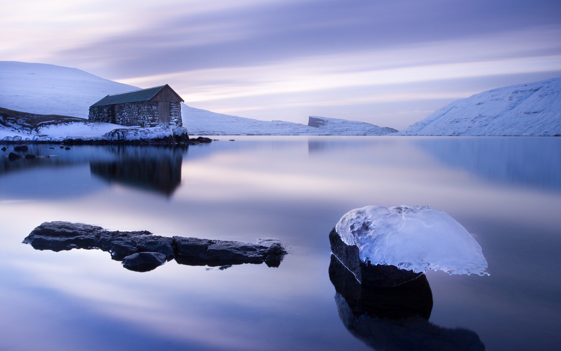 isole faroe isole faroe casa lago acqua superficie liscia neve ghiaccio banchi di ghiaccio lilla cielo