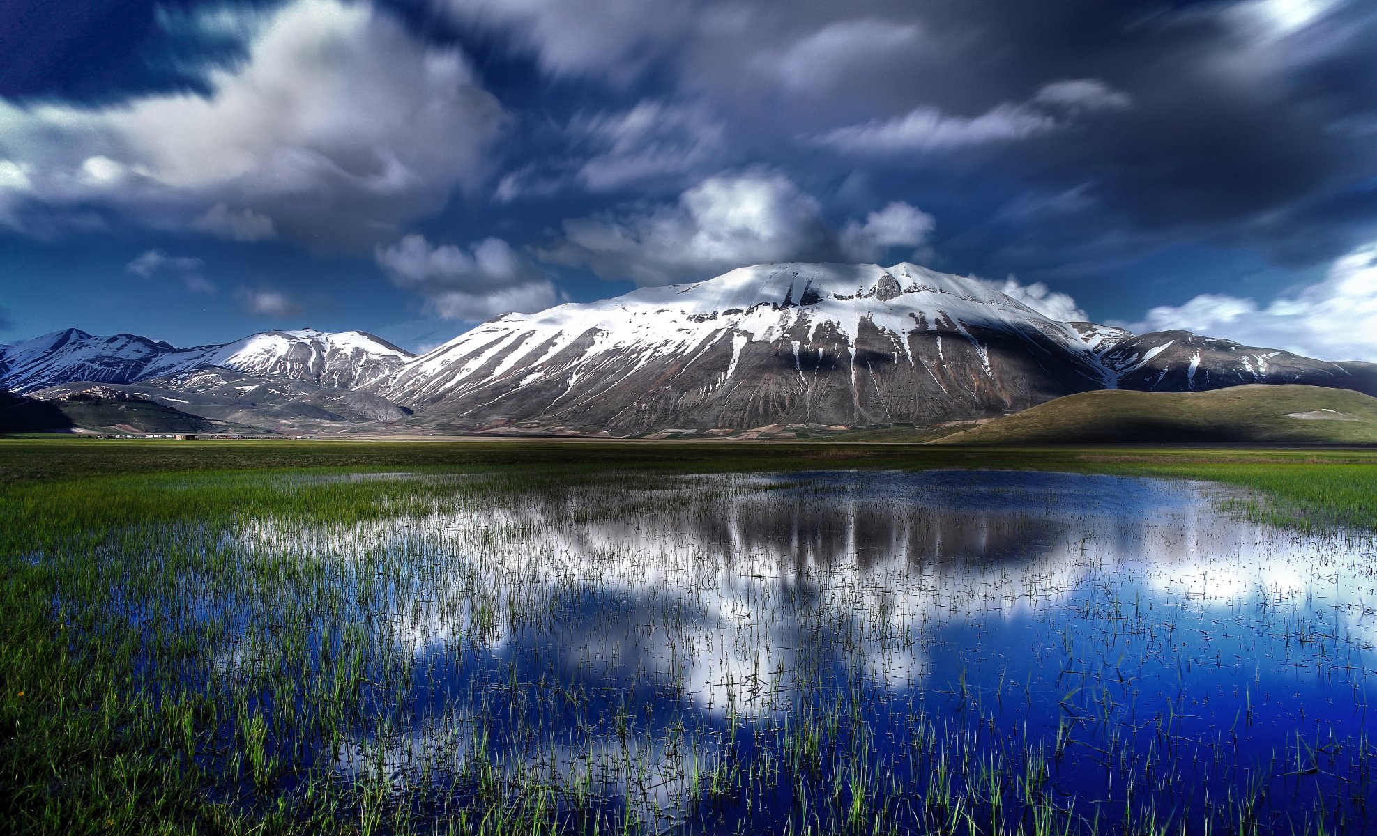 italien sibillini-nationalpark berge teich gras wolken landschaft