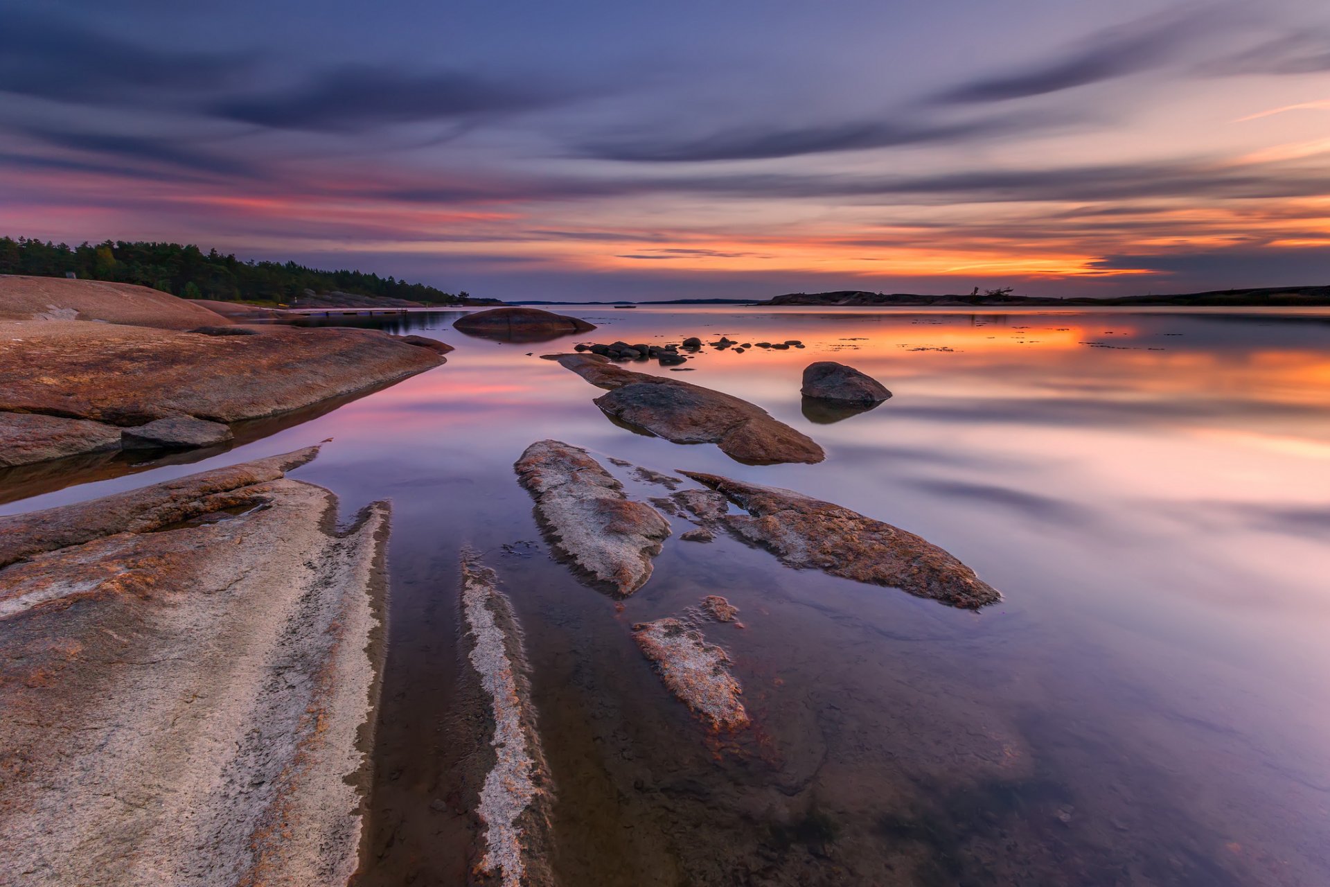 noruega río agua costa rocas rocas árboles tarde puesta del sol cielo nubes reflexión