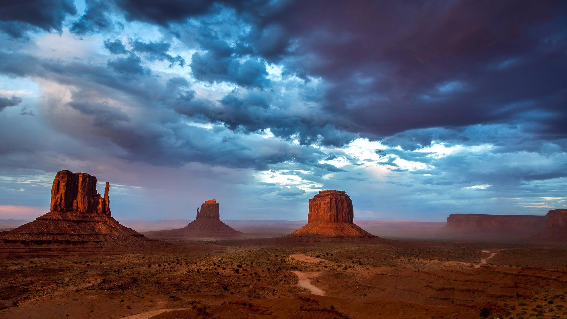 monument valley états-unis montagnes ciel nuages roches soirée