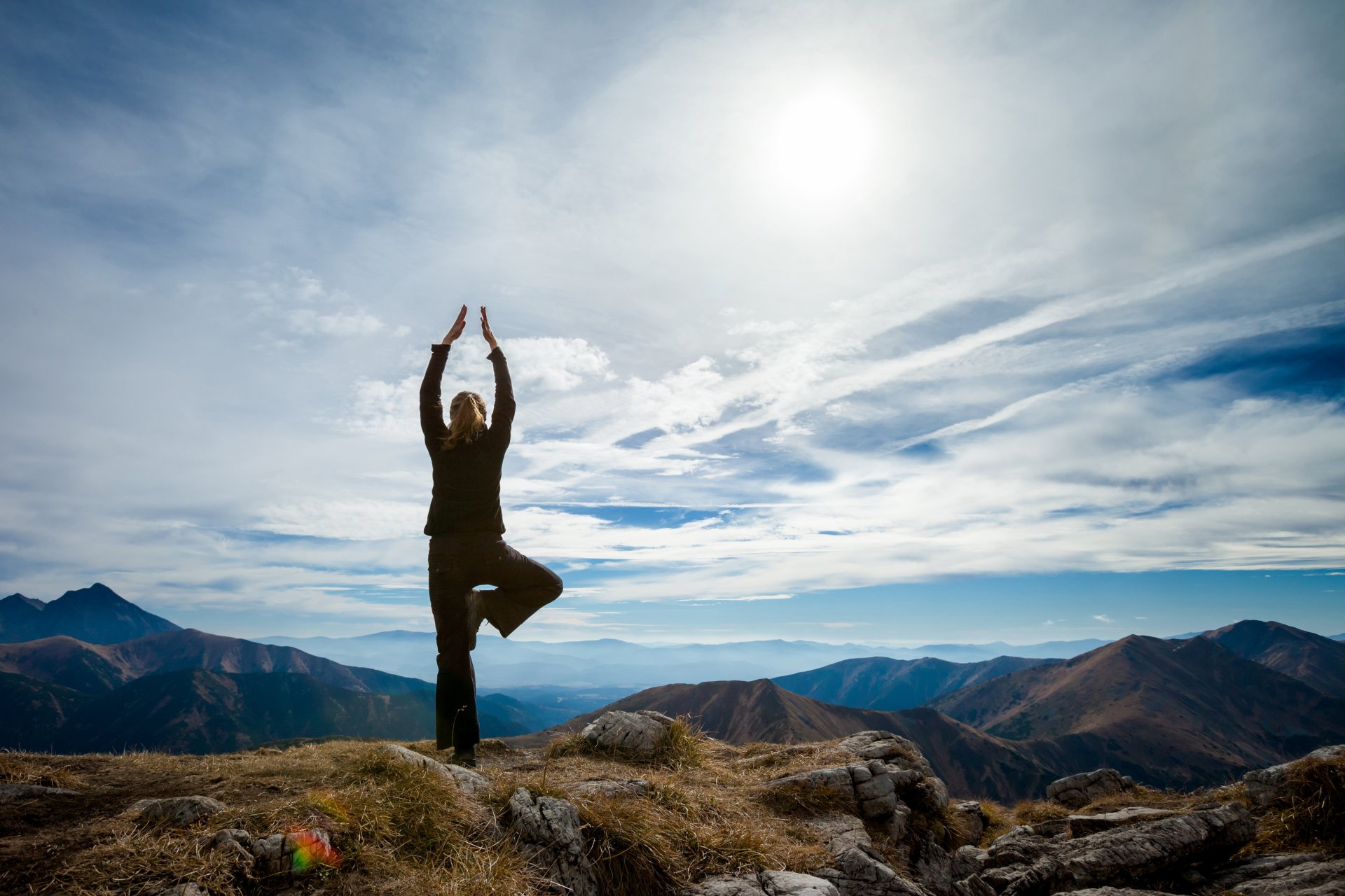 fille yoga soleil montagnes