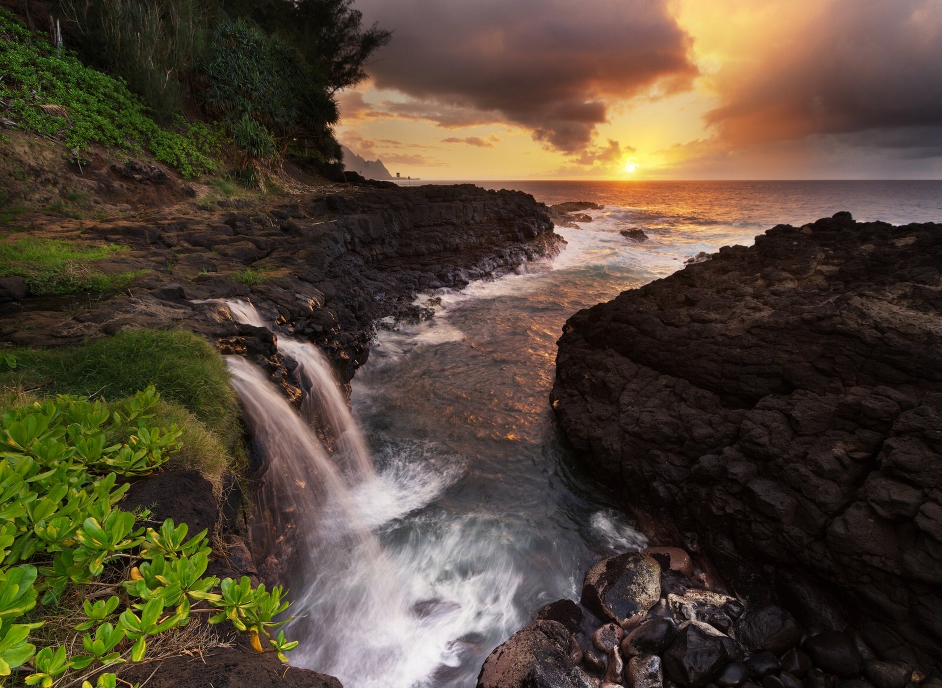 mare costa rocce tramonto cascata