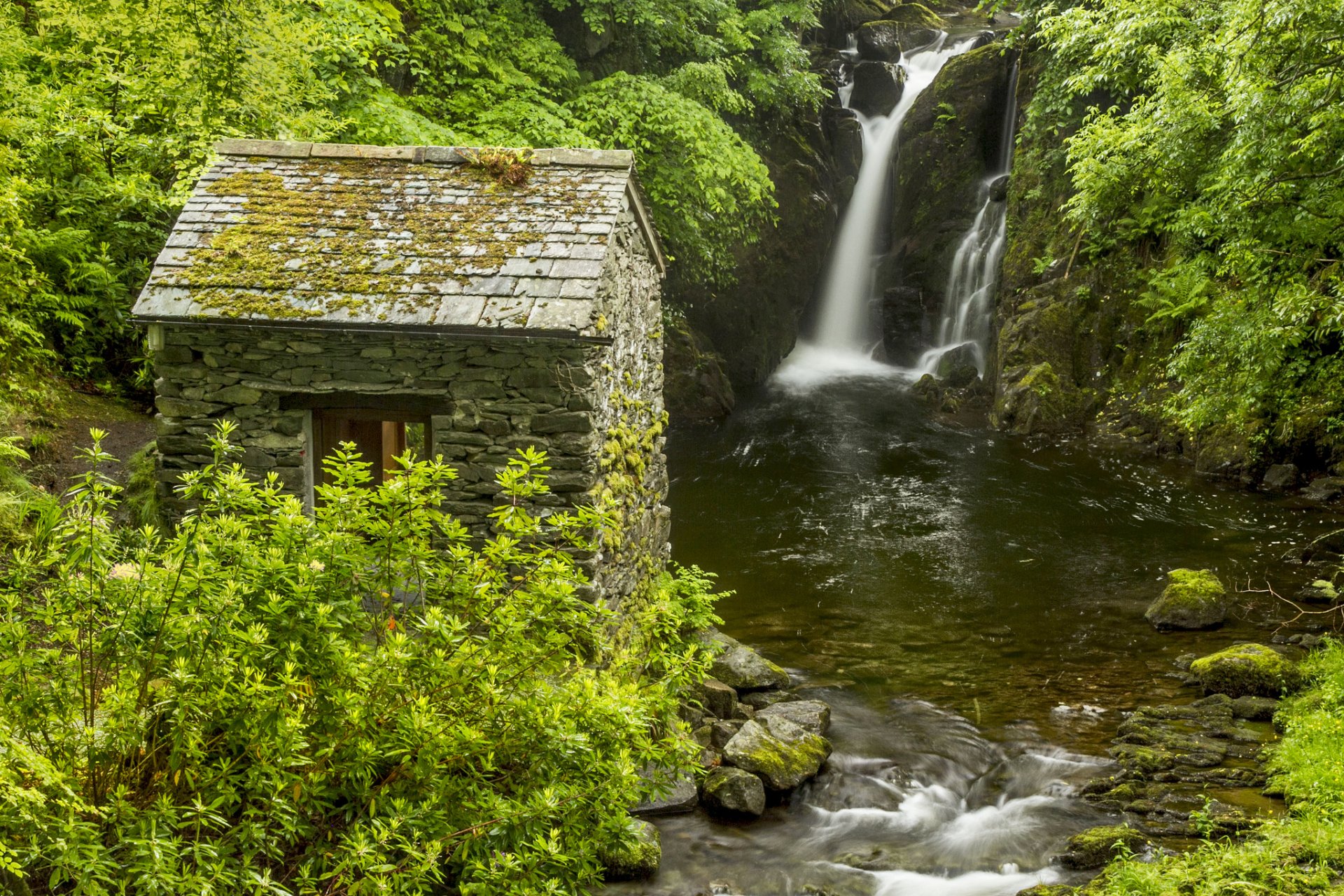 rydal hall falls lake district inghilterra cascata fiume capanna cespugli