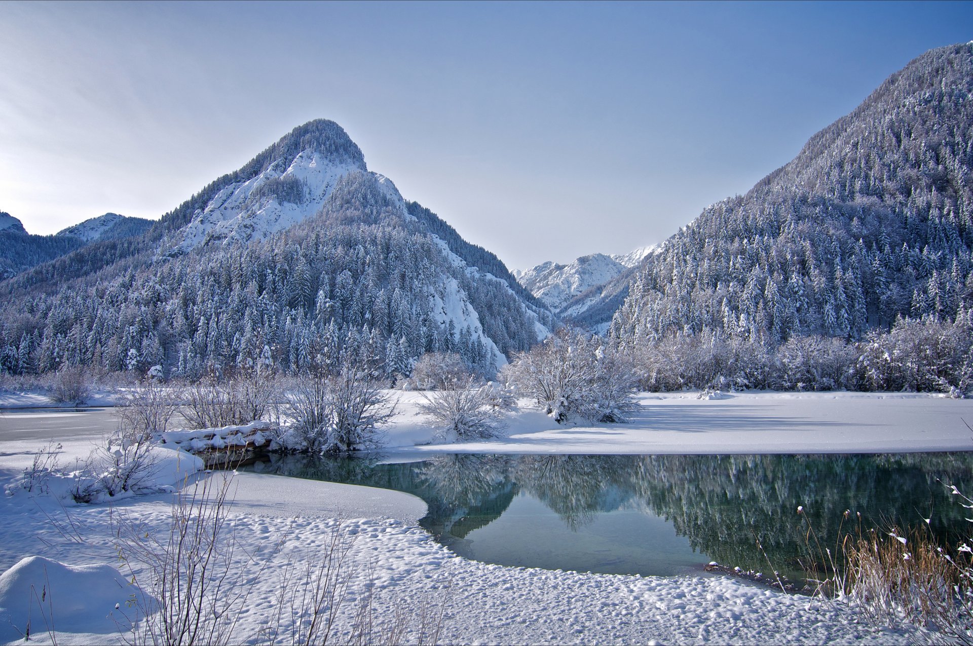 cielo montañas bosque invierno árboles lago hielo nieve