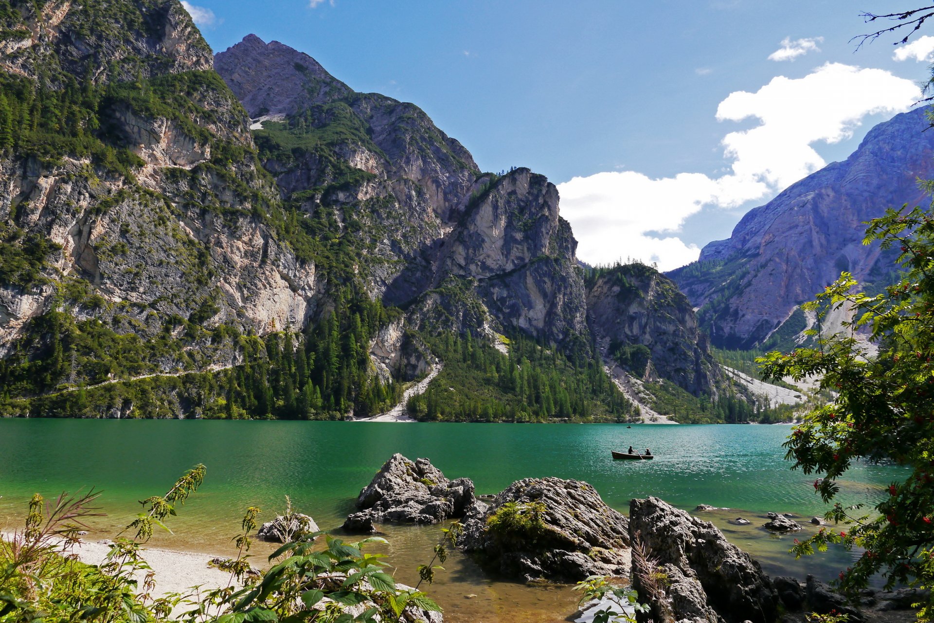 италия пейзаж braies природа горы скалы дерквья озеро лодка пейзаж