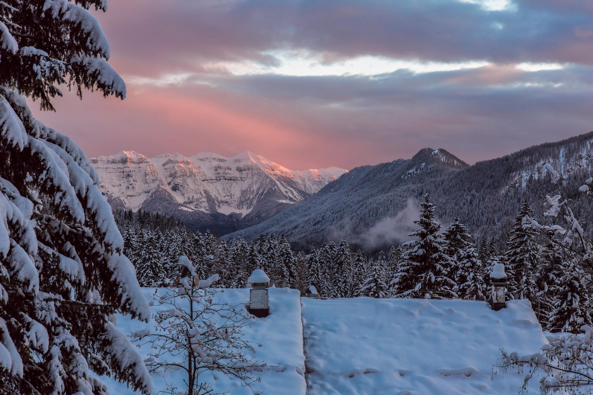 montagnes sommets neige toits