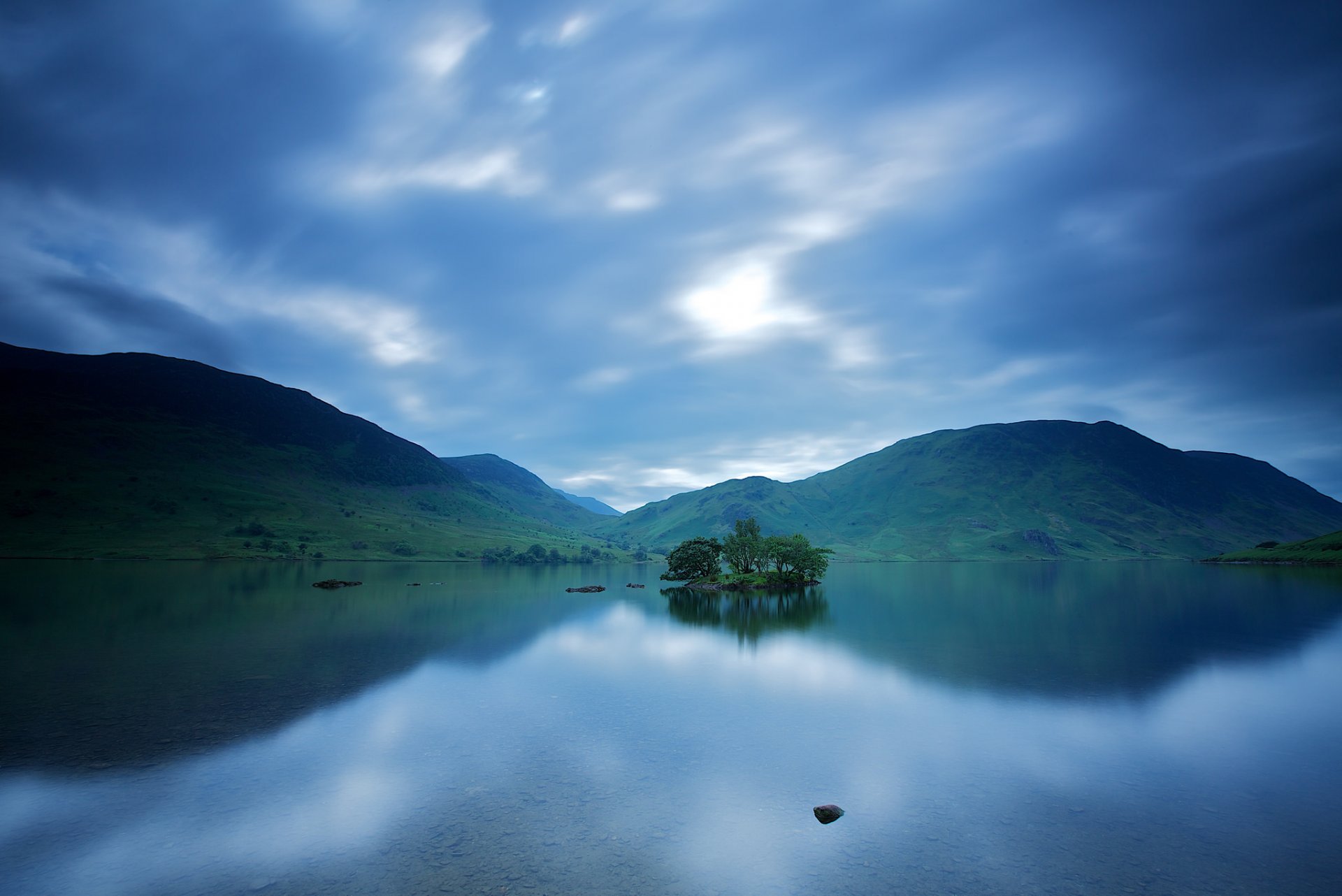 royaume-uni angleterre lac eau surface collines ciel nuages réflexion matin avant l aube