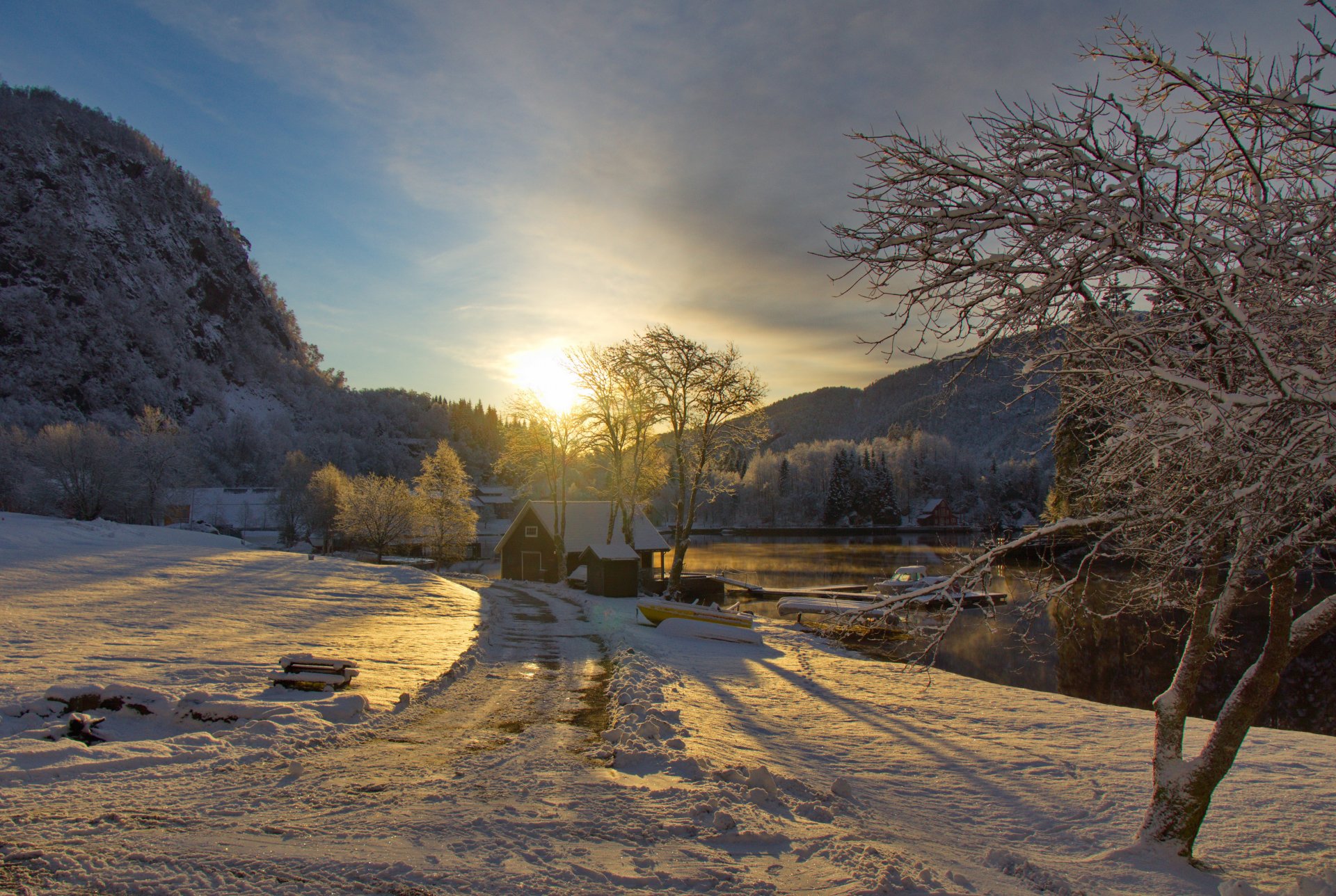 cielo sole tramonto nuvole montagne fiume casetta strada barca motoscafo neve inverno alberi