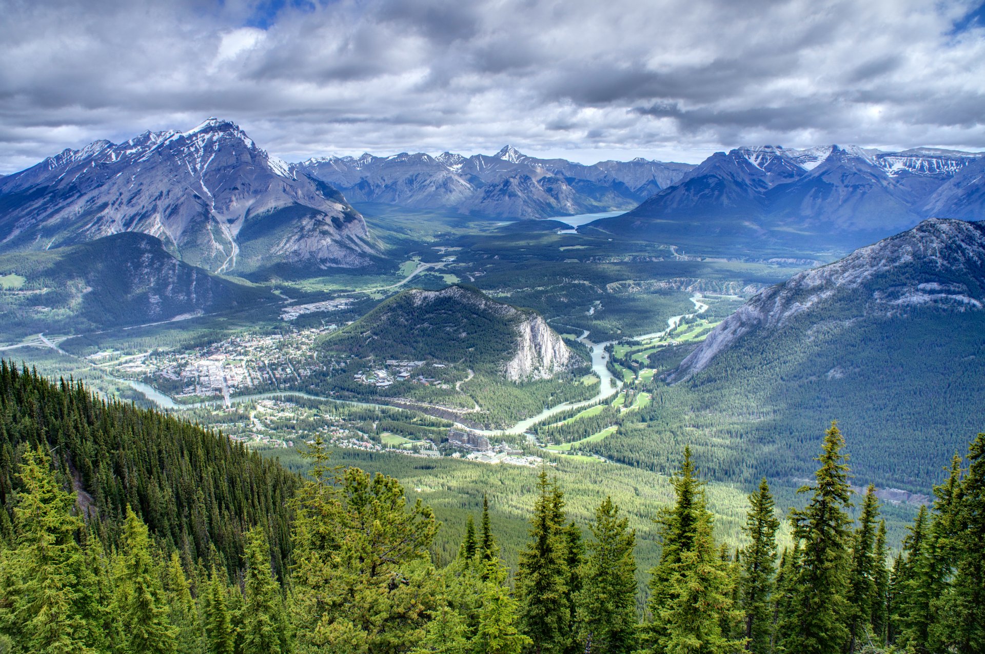 banff national park kanada himmel wolken berge tal fluss see wald bäume häuser dunst