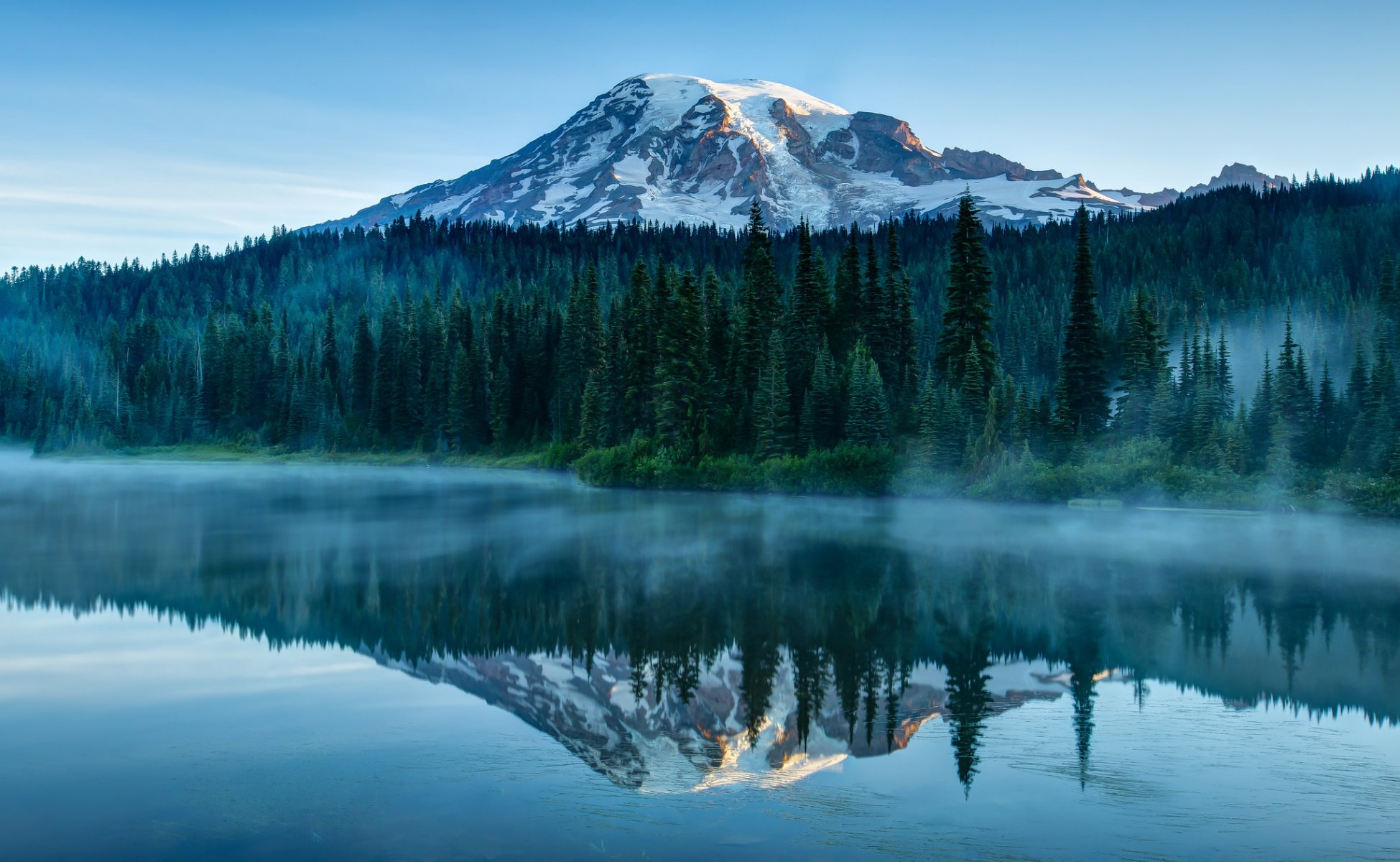 états-unis état de washington parc national stratovolcan montagne rainier forêt arbres brouillard bleu ciel nature rivière eau surface réflexion