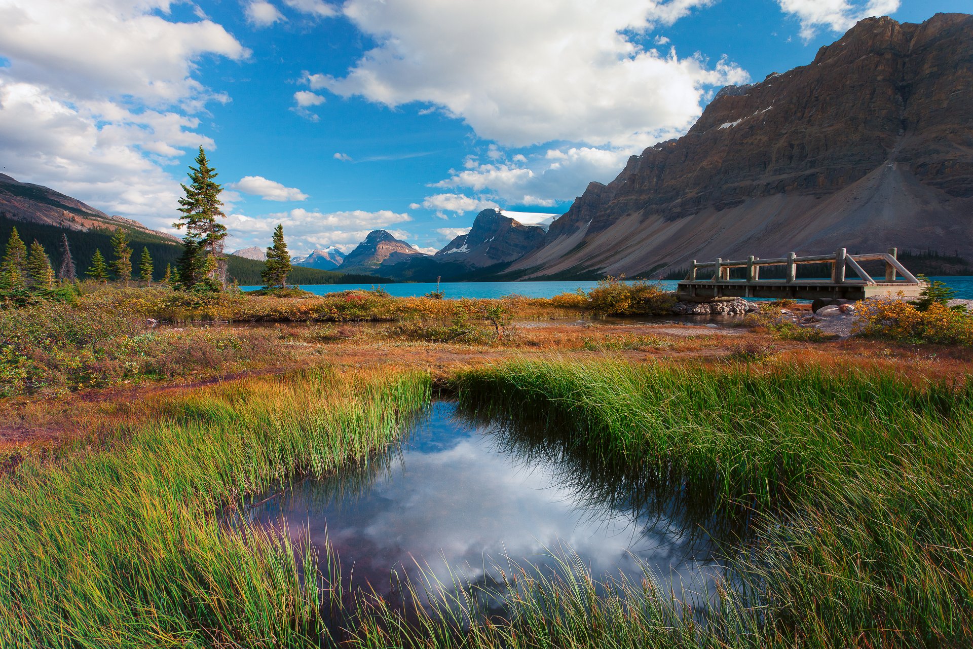 park narodowy banff alberta kanada jezioro góry niebo chmury las drzewa trawa most jesień natura