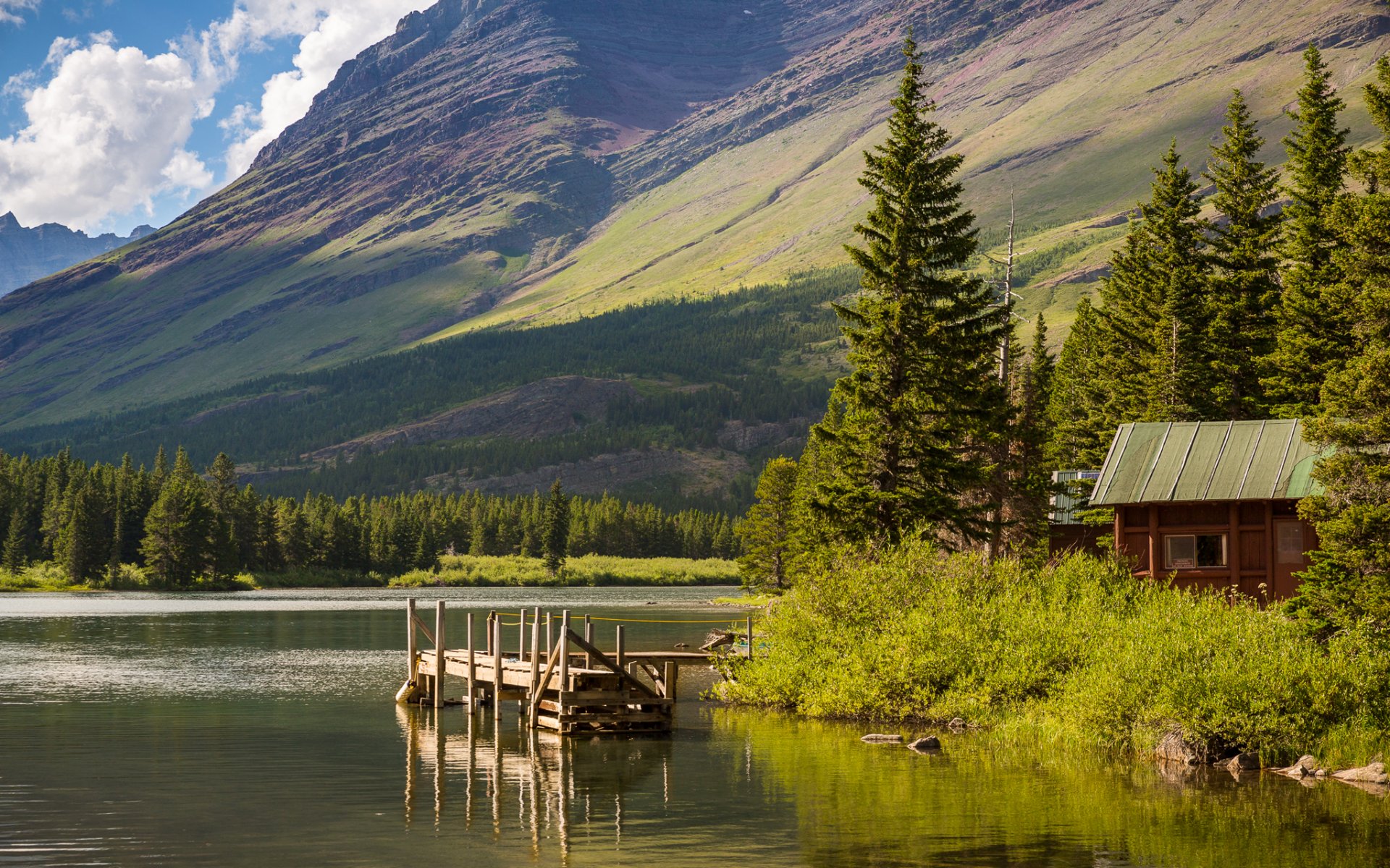 randonnée sur le lac parc national de glacier montana états-unis ciel montagnes lac arbres cabane pont