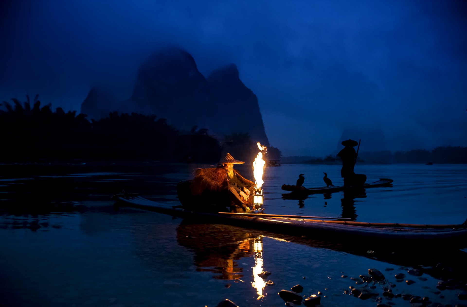 cina fiume yangtze notte barche pescatori cormorani pesca