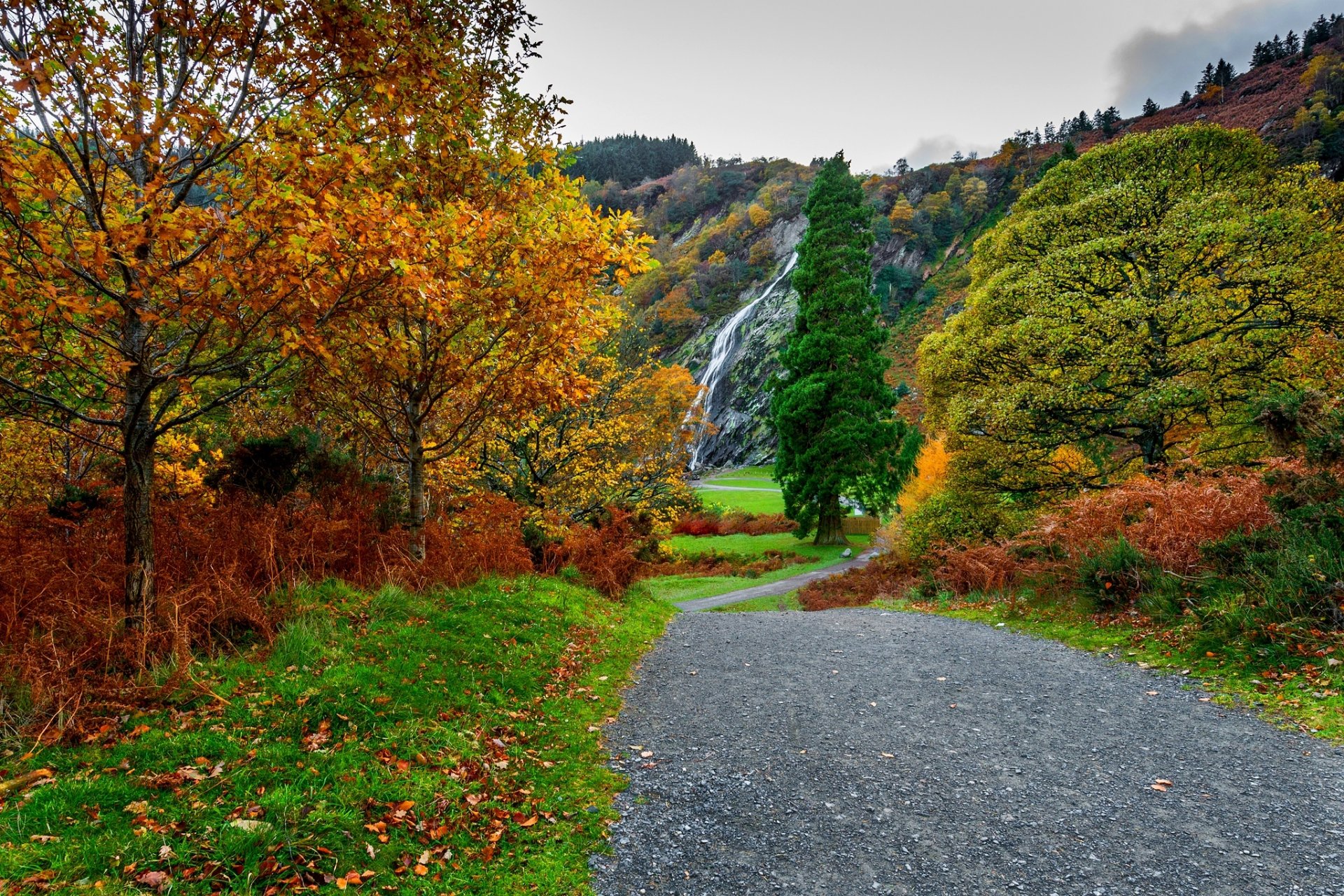 nature montagnes ciel nuages eau forêt parc arbres feuilles coloré route automne automne couleurs marche