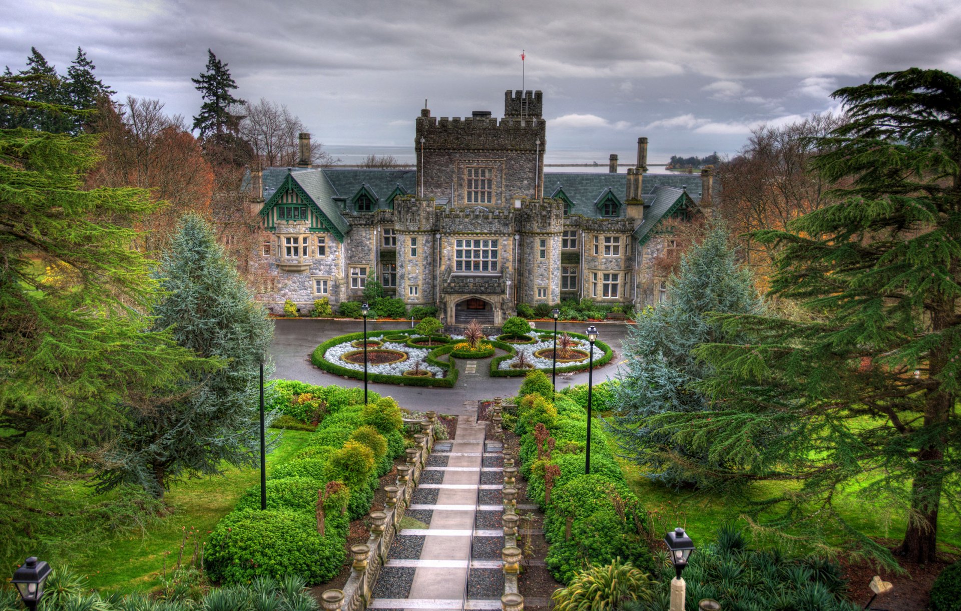 hatley britisch kolumbien kanada park schloss bäume gasse laternen himmel wolken