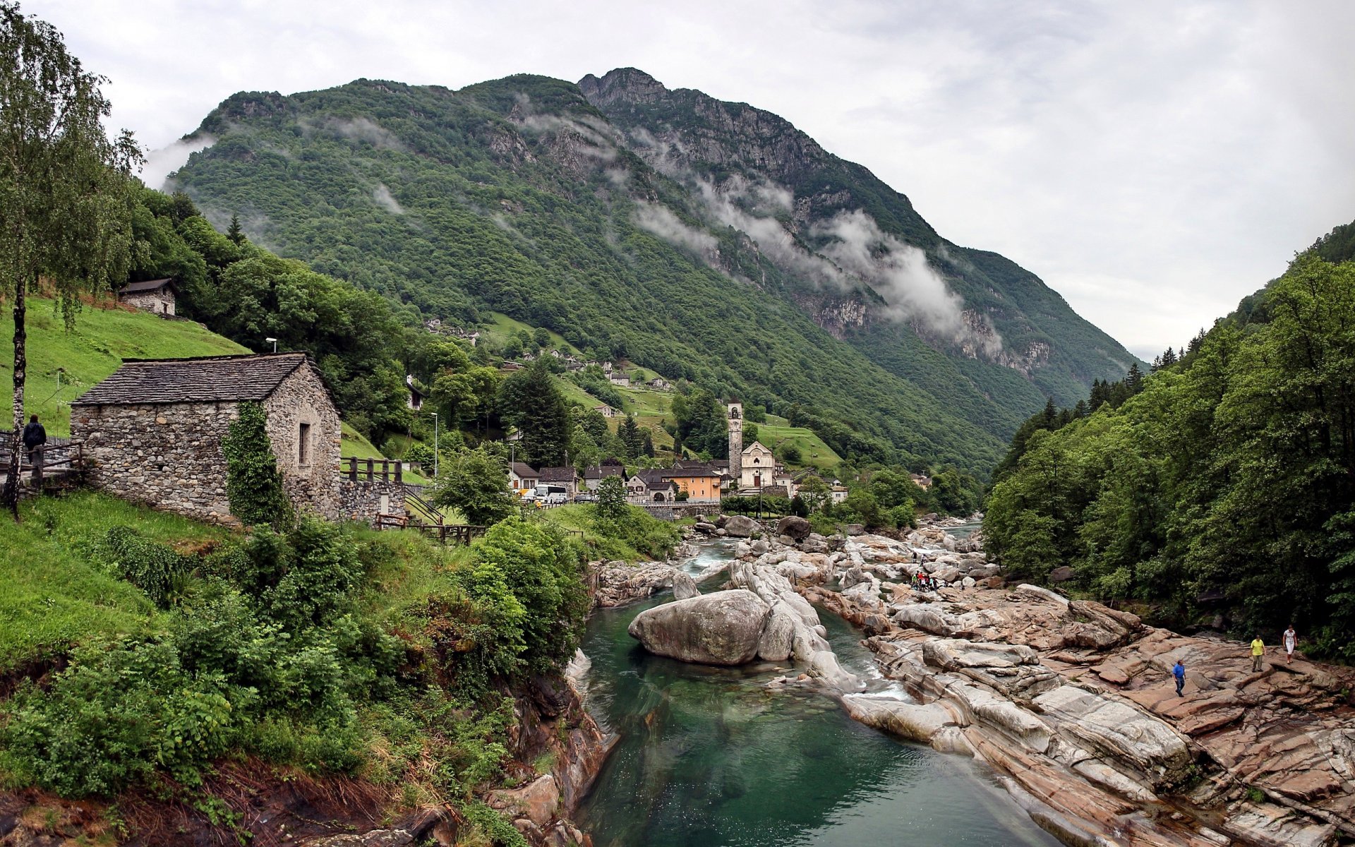 cielo montagne case alberi foresta persone fiume flusso pietre rocce rapide villaggio chiesa campanile torre