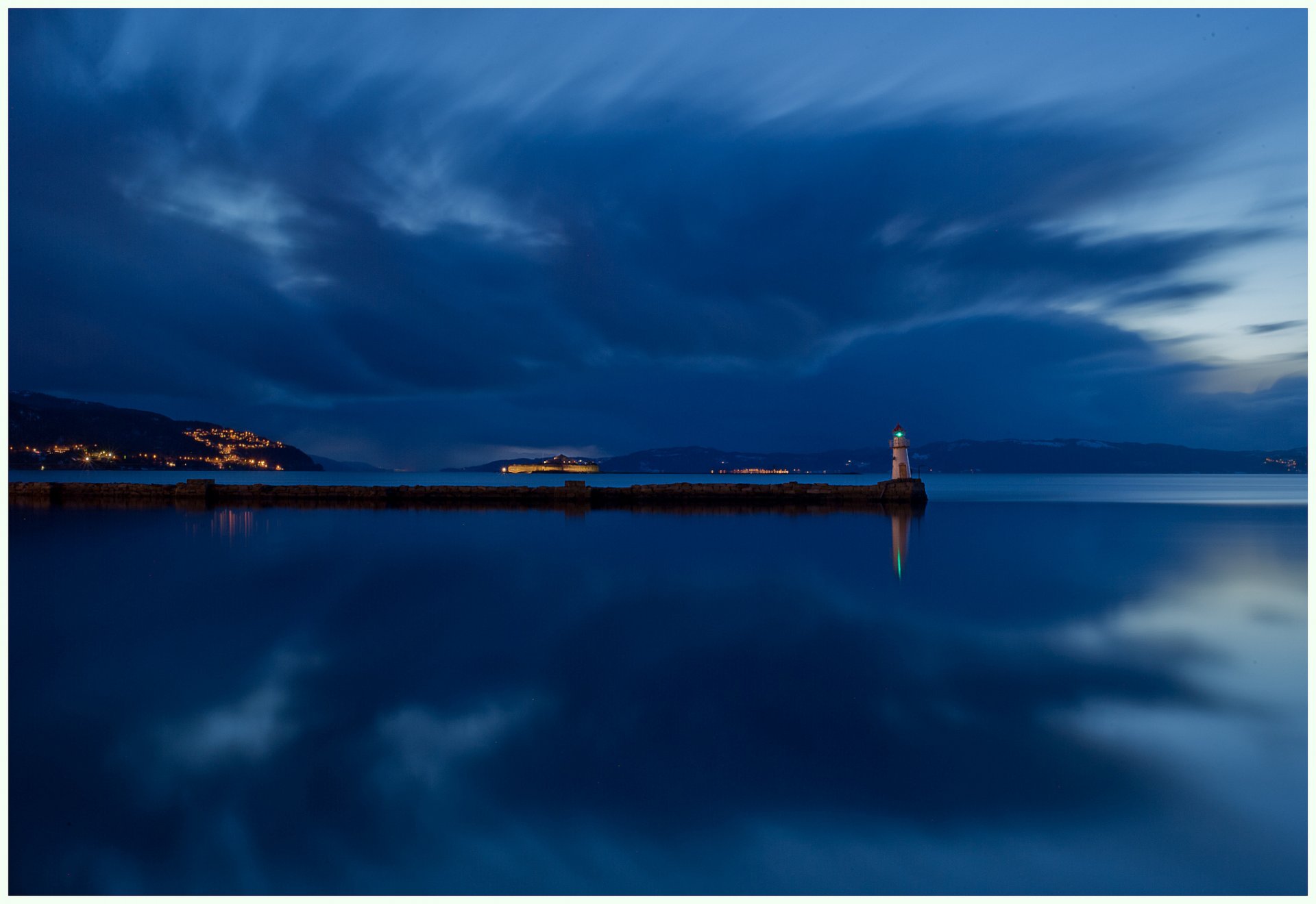 noruega isla río costa faro iluminación noche azul cielo nubes reflexión