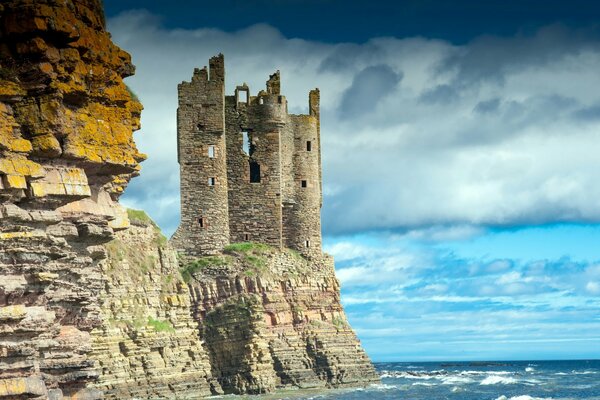 Schottland Felsen und Cashschloss