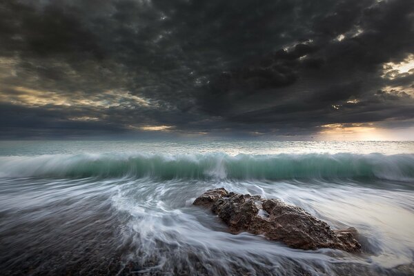 Paisaje marino con olas y un hermoso cielo