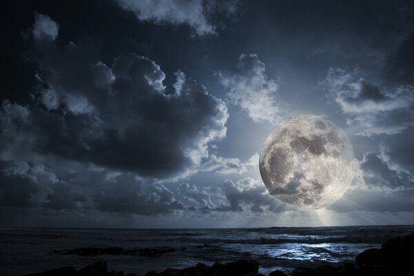 Pleine lune nuages ciel nuit vagues