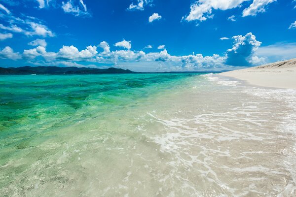 Plage d Azur et sable blanc