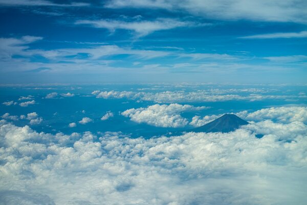 Monte Fuji nel cielo nuvoloso