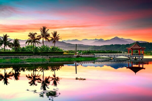 Amanecer, nubes y montañas en China