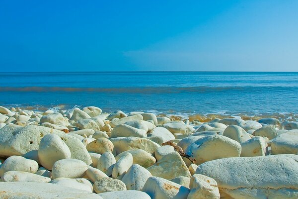 Große weiße Steine und blaues Meer