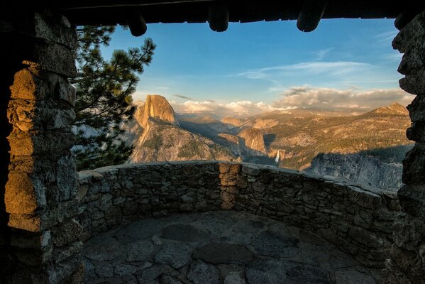 Hermosa vista desde el balcón de las montañas de Sierra Nevada en California